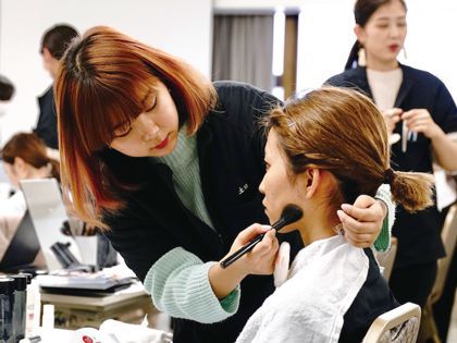 学生スタッフによるフルメイク体験☆ のイメージ